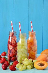 水果和浆果平滑与复制空间。 新鲜草莓，葡萄和杏汁