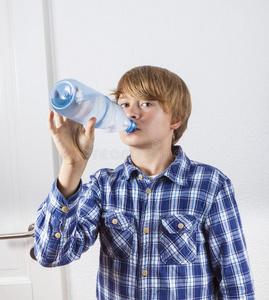 男孩从瓶子里喝水