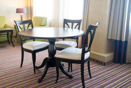 椅子和桌子家具。 餐厅。 室内