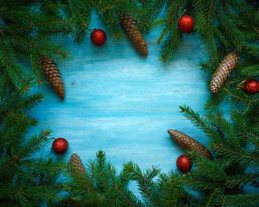 圣诞树上有圆锥形和圣诞装饰品