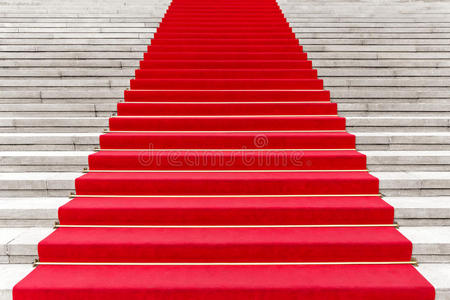 红地毯红毯楼梯日厨师手煮茄汁在金属锅里, 在厨房的台阶过程黑色背景