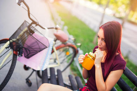 城市里骑自行车的漂亮女孩