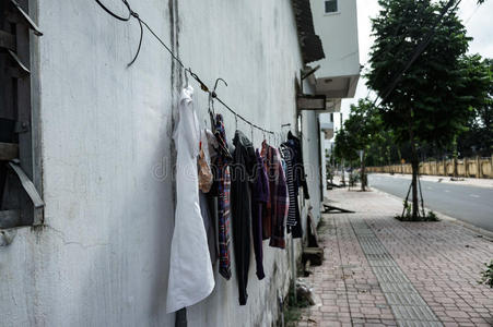 建筑的立面。 衣服在绳子上干燥。 洗完后。 亚洲。 越南。