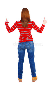 女人竖起大拇指的后视图