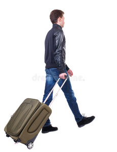 提着手提箱的步行人的后视图。