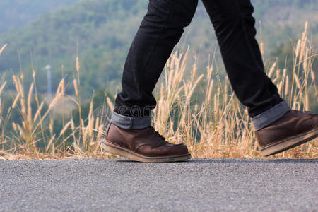 一个走在路上的人照片