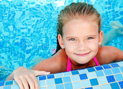 游泳池里可爱的微笑小女孩