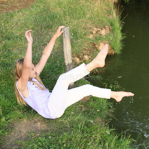 女孩在河边洗脚照片