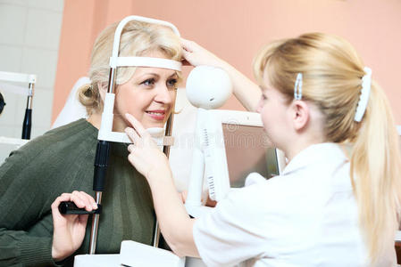 女性眼科医生或验光师在工作