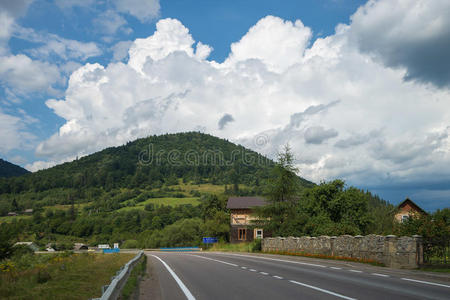 堆叠 干草 天空 森林 房子 风景 土地 乡村 干草堆 夏天