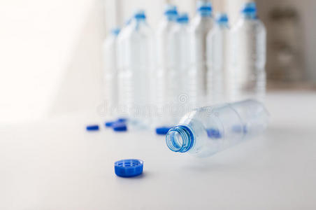 关闭桌子上的空水瓶和瓶盖