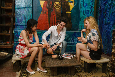 一群朋友正在交流照片