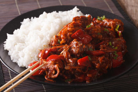 亚洲美食米饭与猪肉在酸甜酱特写。 h