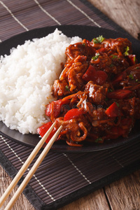 亚洲美食米饭与猪肉在酸甜酱特写。 v