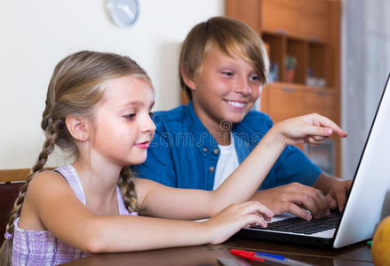 孩子们在笔记本电脑上玩在线游戏