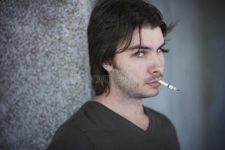 抽烟帅哥壁纸图片