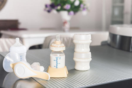 婴儿奶瓶加牛奶和手动母乳泵照片