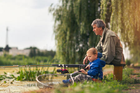 祖父和孙子在费什沃特钓鱼。