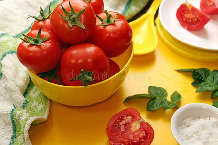 新鲜成熟的西红柿放在黄色的碗里