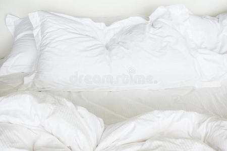 软的 床垫 床单 早晨 枕头 酒店 被单 皱纹 休息 毯子