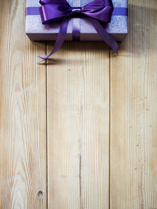 木板上的礼品盒