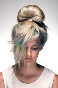 专业的头发着色和创造性的女孩组成孔雀风格