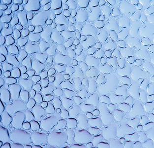 灰色背景上有许多水滴.