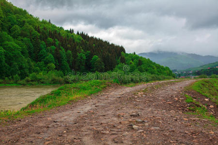 山区的越野多云和多雨