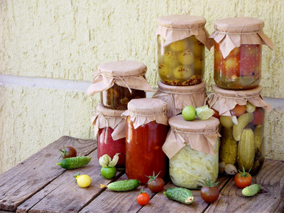 品种秋季蜜饯。 咸菜和果酱的罐子。