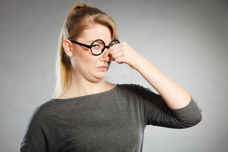 女孩因恶臭而捏鼻子.照片