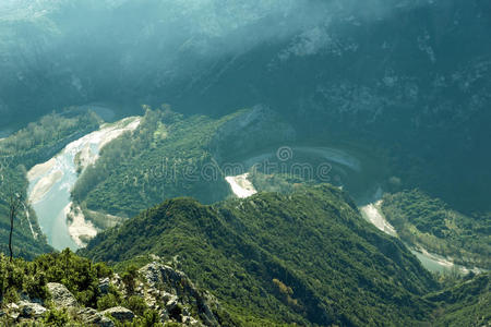 希腊赞西镇附近内斯托斯峡谷蜿蜒的美景