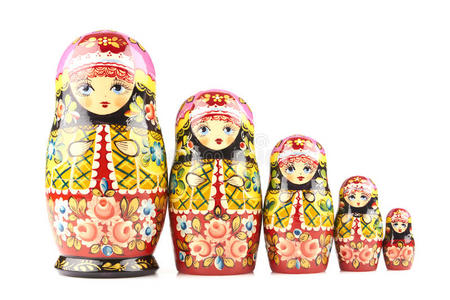 五个木制的Matryoshka娃娃，用俄罗斯传统风格的装饰品画