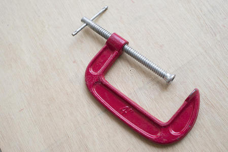 木板夹木板上的c形夹.照片