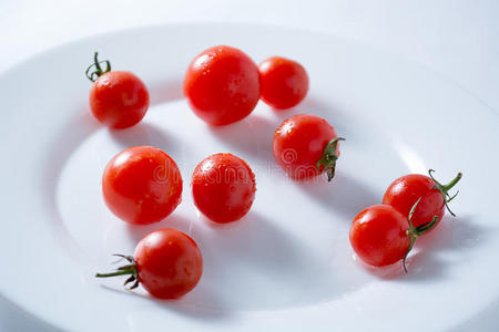 白色盘子里的樱桃西红柿