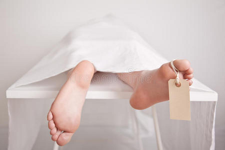 在停尸间板上的一个小孩子的身体照片