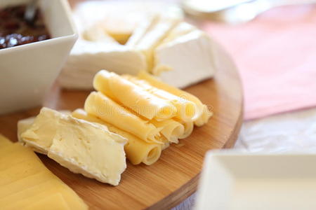 奶酪拼盘与樱桃蜜饯，葡萄和各种奶酪