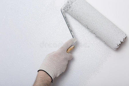 关闭画家手臂，用油漆滚筒画一堵墙