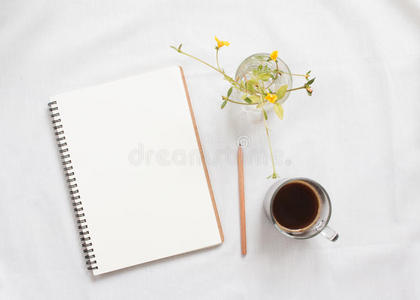 空白笔记本和花