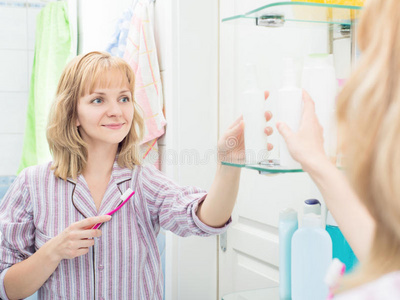 卫生间刷牙图片