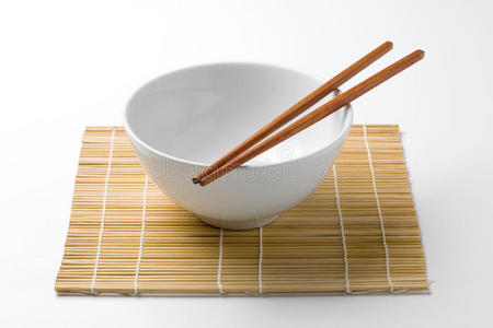 筷子和白碗。