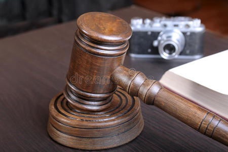坚定方向拍卖锤子,权威的象征和老式相机照片