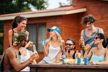 一群开朗的年轻人在户外喝啤酒笑