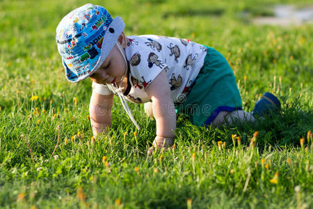 可爱的小男孩在公园里玩和笑。 夏天周围有很多绿色植物，对面包屑来说很有趣。 孩子1