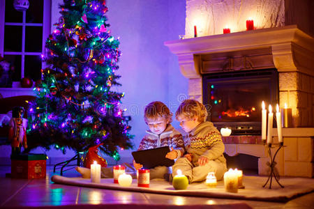 蜡烛 礼物 兄弟 庆祝 炉边 奢侈 十二月 活的 圣诞节