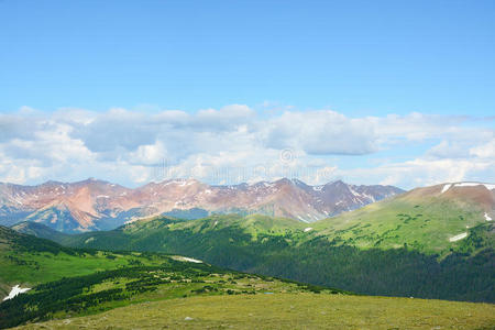 美丽的夏季山景。