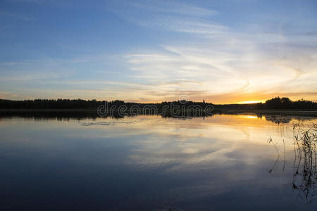芬兰湖上五颜六色的日落。