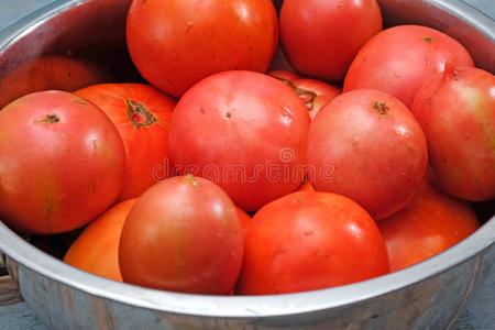 木制桌子上的新鲜西红柿