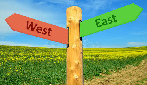 一路向西东西方向标志照片