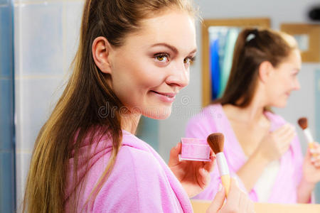 绘画 女人 面部 护肤品 照顾 颧骨 应用 脸红 浴室 女孩
