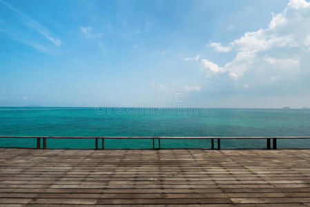 木板 气候 天空 甲板 自然 云景 夏天 场景 复制 海岸线